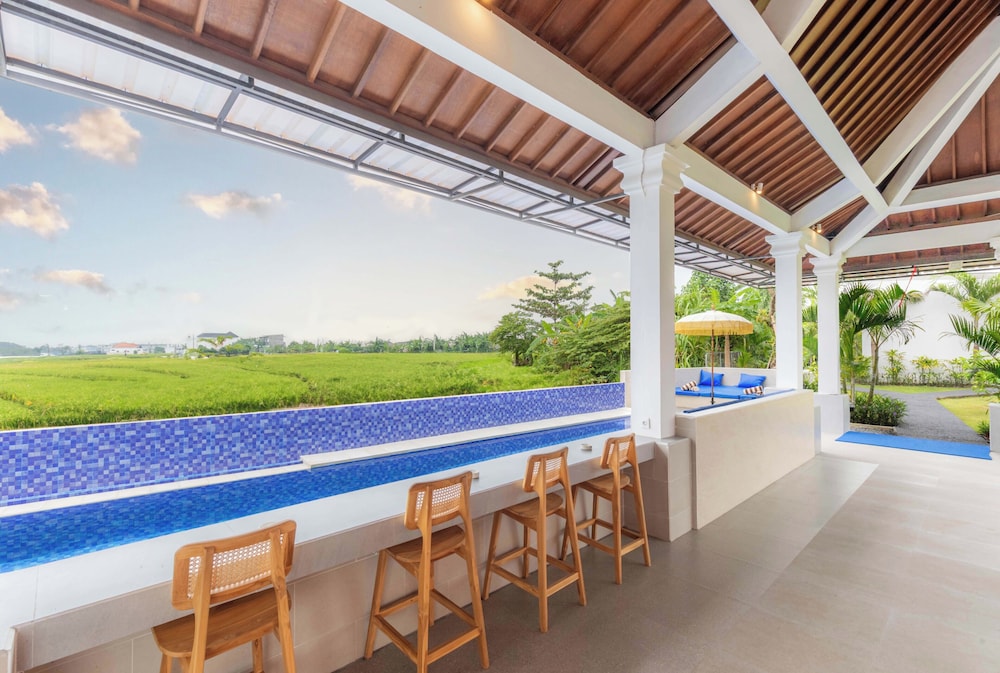 Indoor/outdoor pool