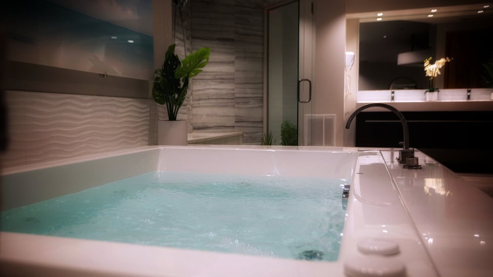Jetted tub