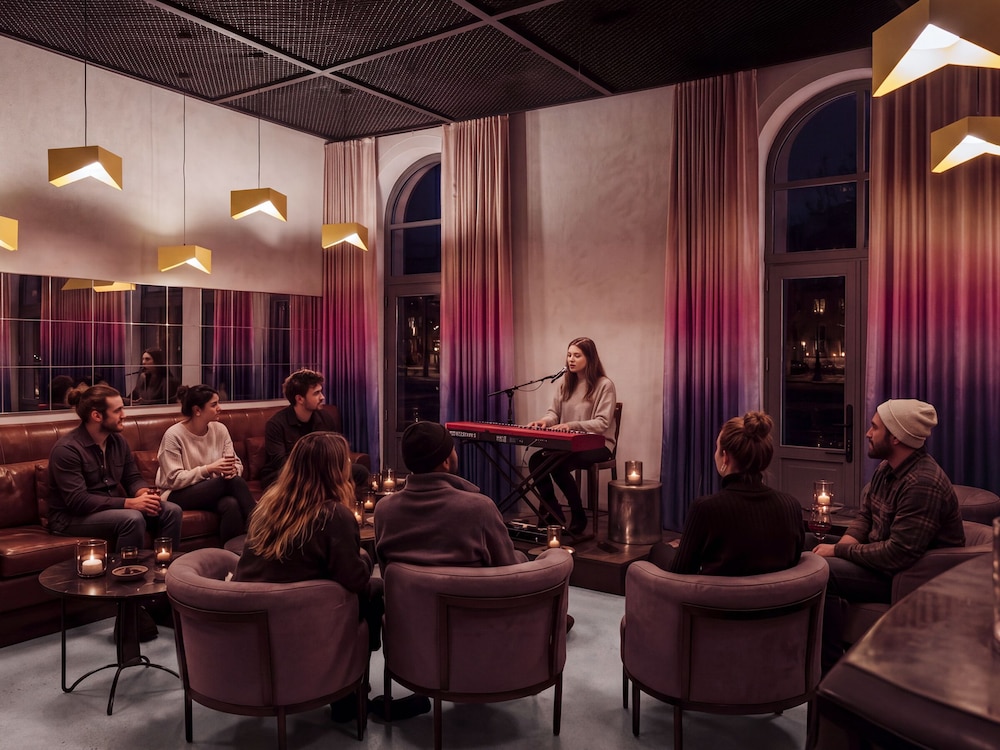 Lobby lounge