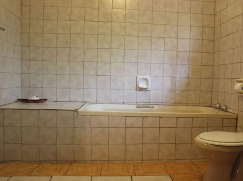 Deep soaking bathtub