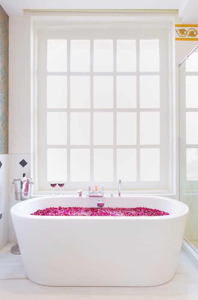 Deep soaking bathtub