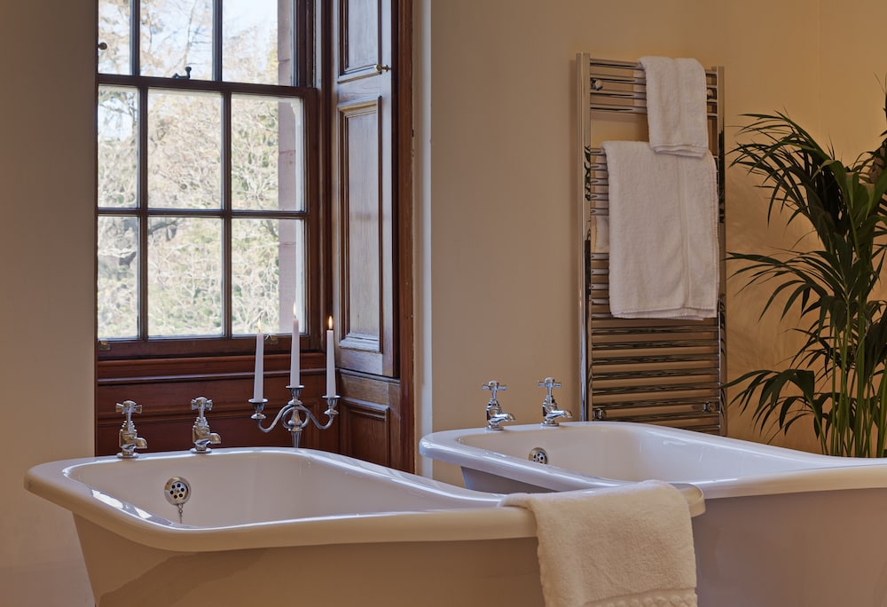 Deep soaking bathtub