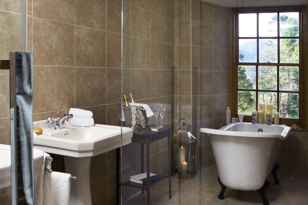 Deep soaking bathtub