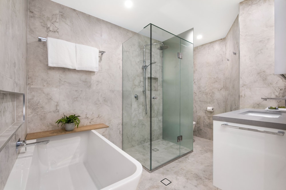 Deep soaking bathtub