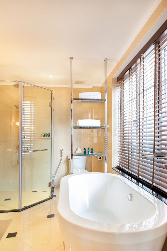 Deep soaking bathtub