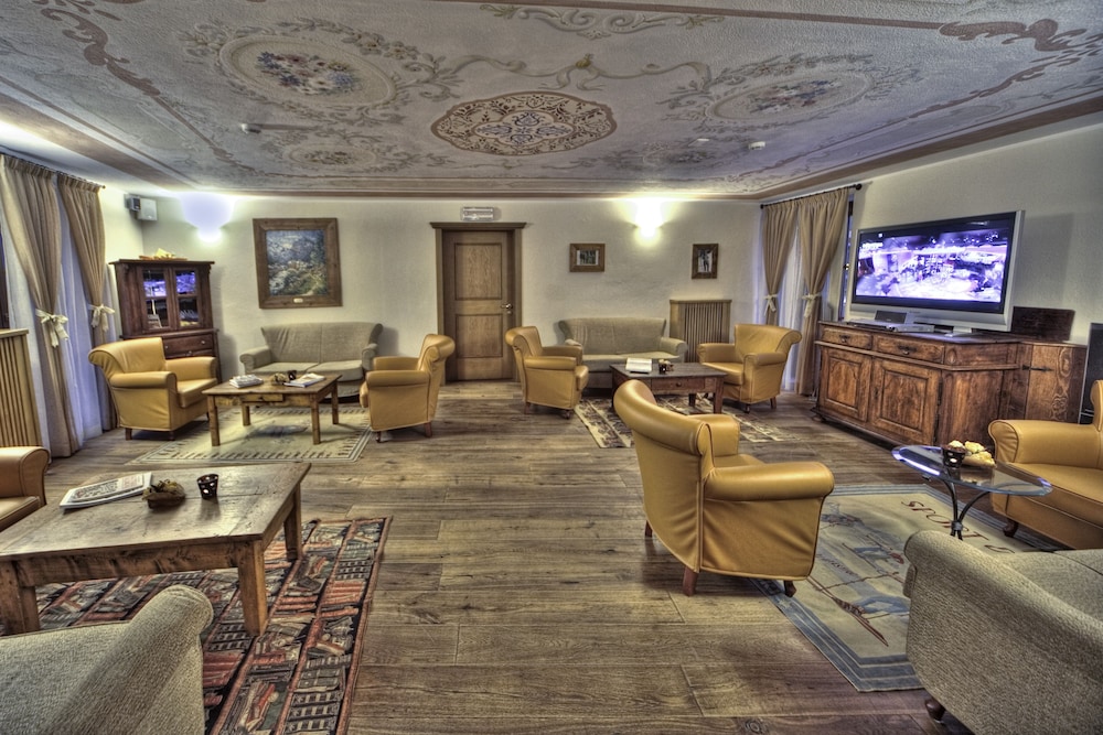 Lobby lounge