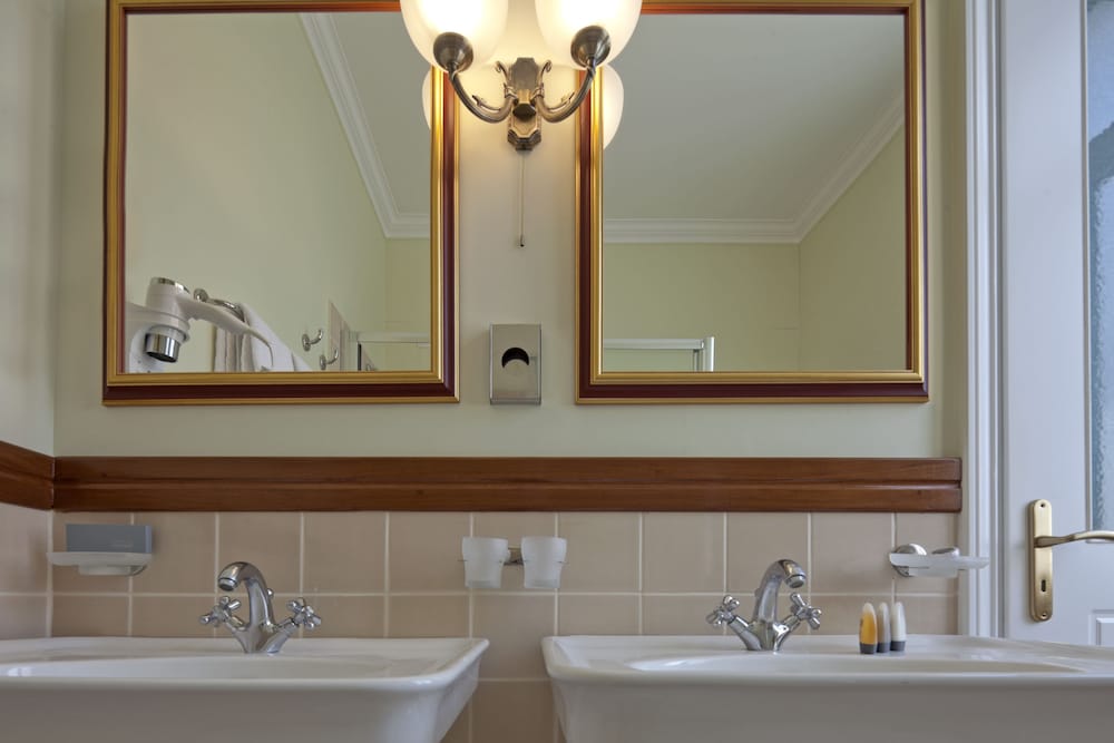 Bathroom sink