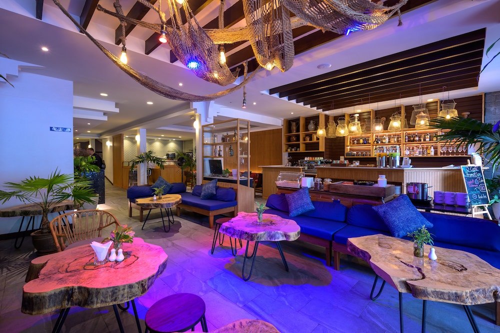 Lobby lounge