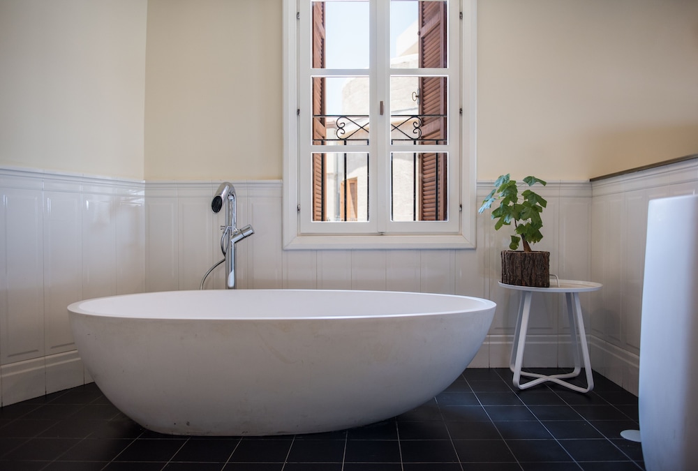 Deep soaking bathtub