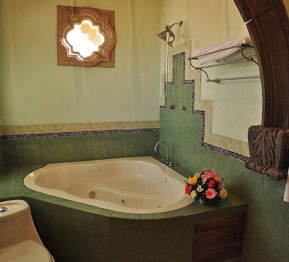 Deep soaking bathtub