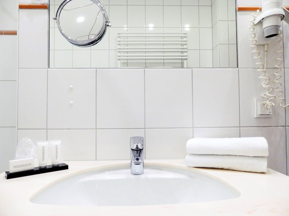 Bathroom sink