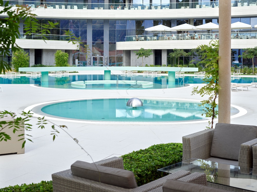 Poolside bar