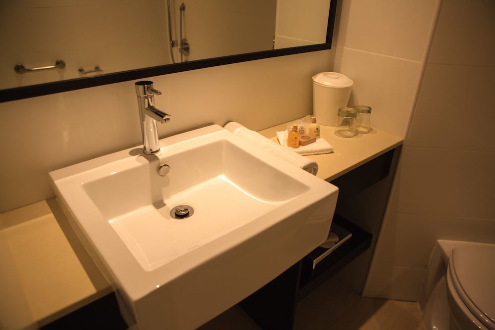 Bathroom sink