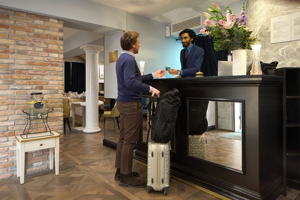 Check-in/check-out kiosk