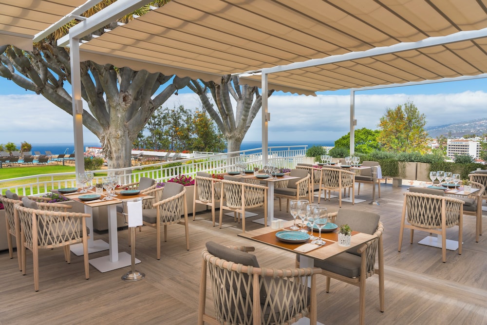 Poolside bar