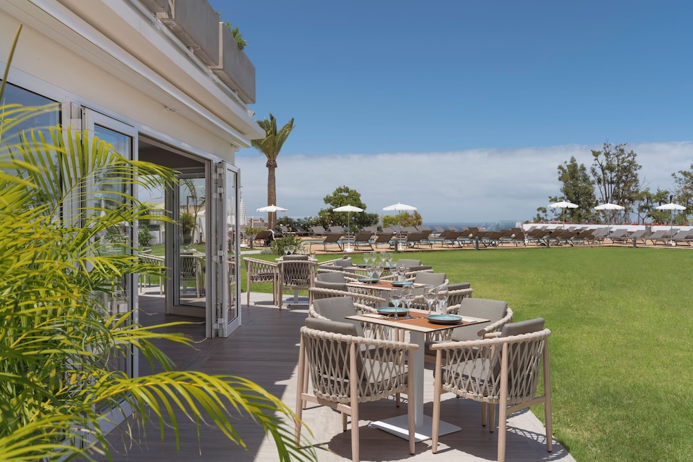 Poolside bar