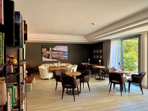 thumbnail: Bar (on property)