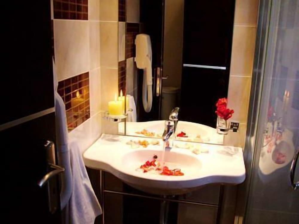 Bathroom sink