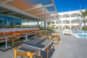 thumbnail: Poolside bar