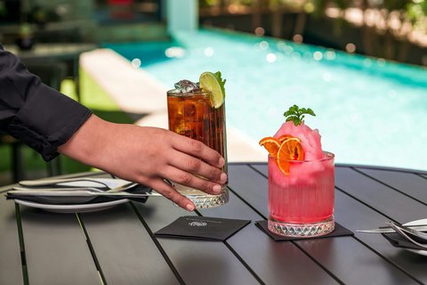 Cocktail Bar Poolside