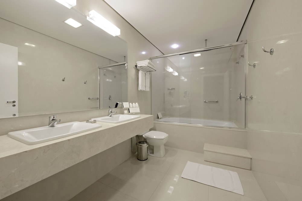 Deep soaking bathtub