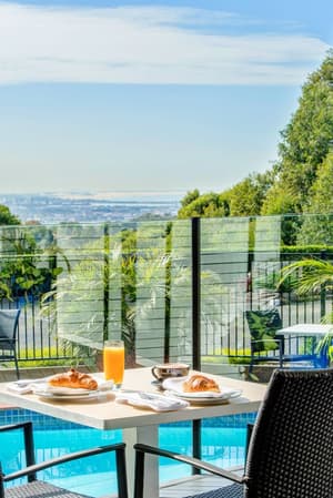 thumbnail: Outdoor dining