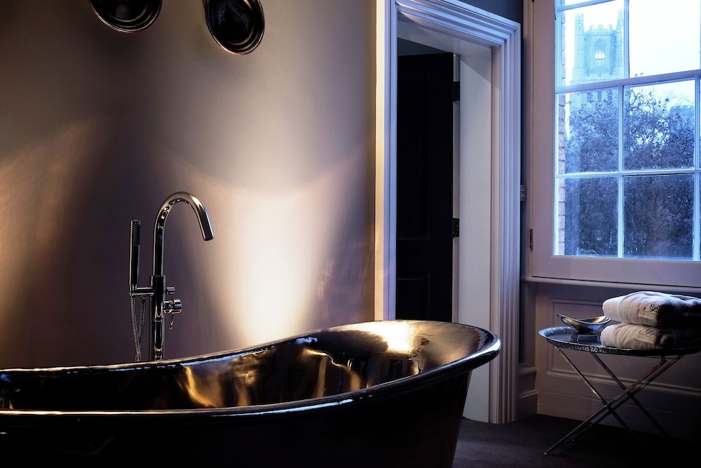 Deep soaking bathtub