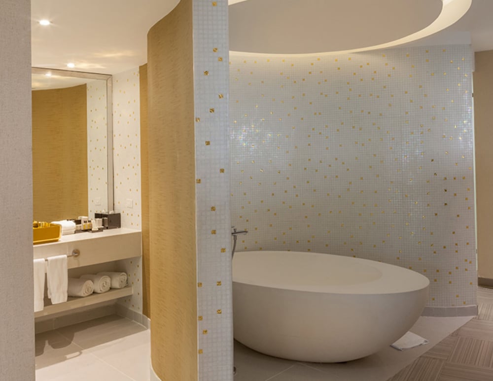 Deep soaking bathtub