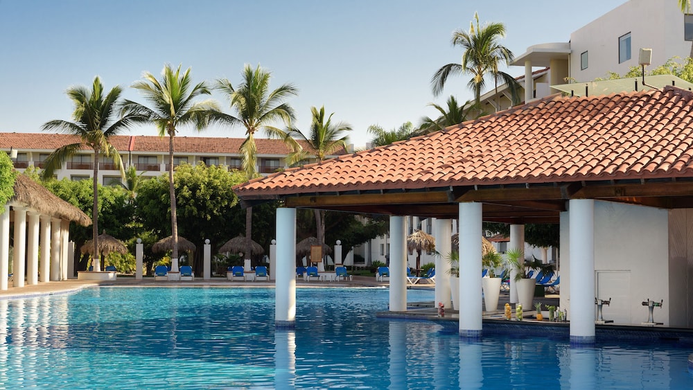 Swim-up bar