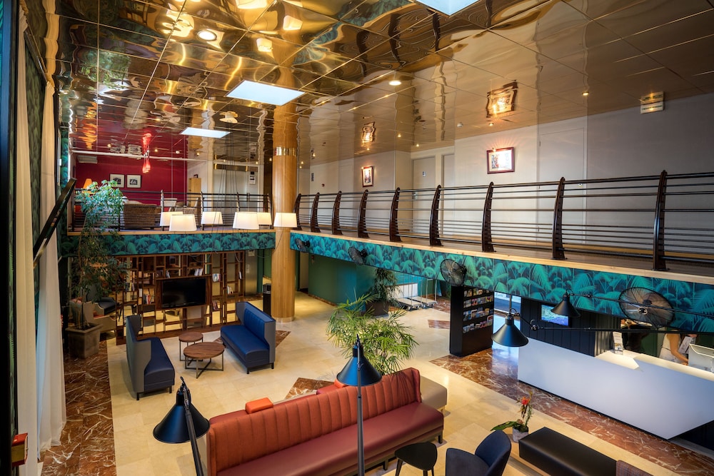 Lobby lounge