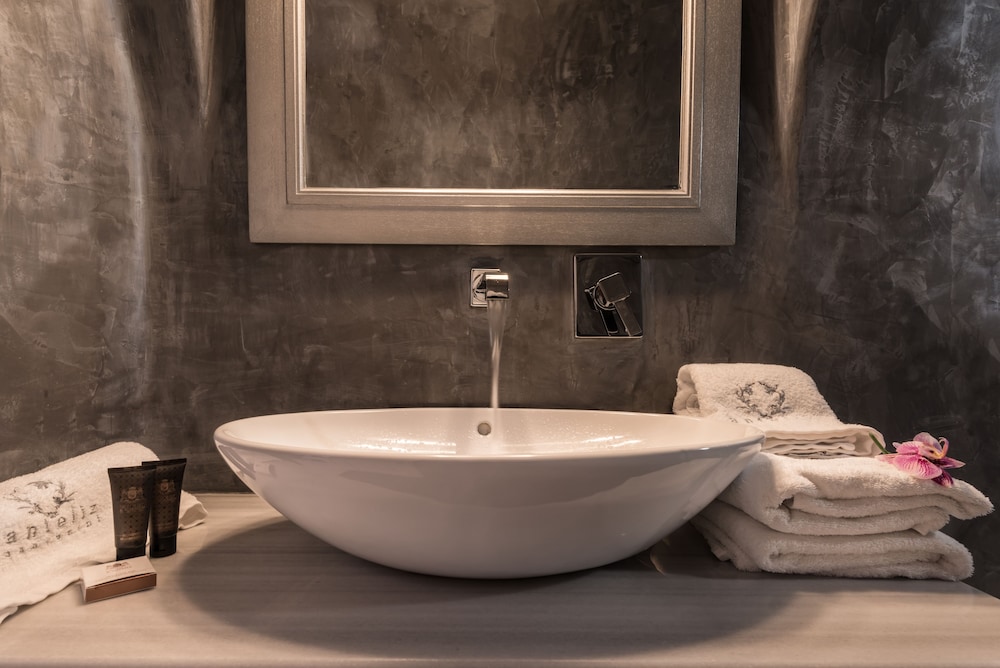 Bathroom sink