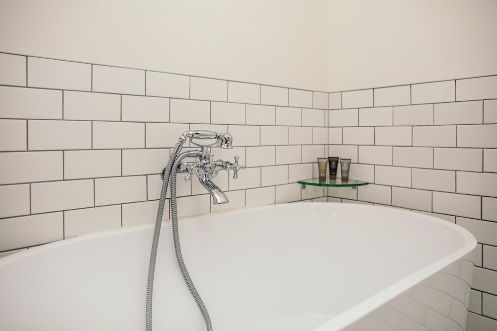 Deep soaking bathtub