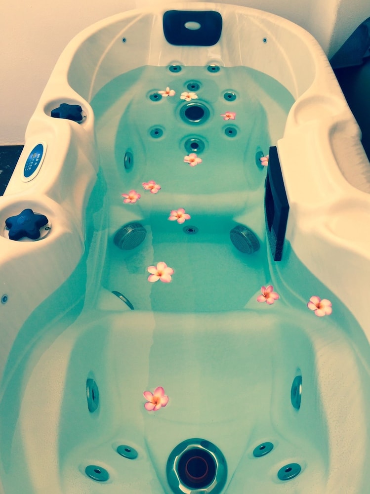 Jetted tub
