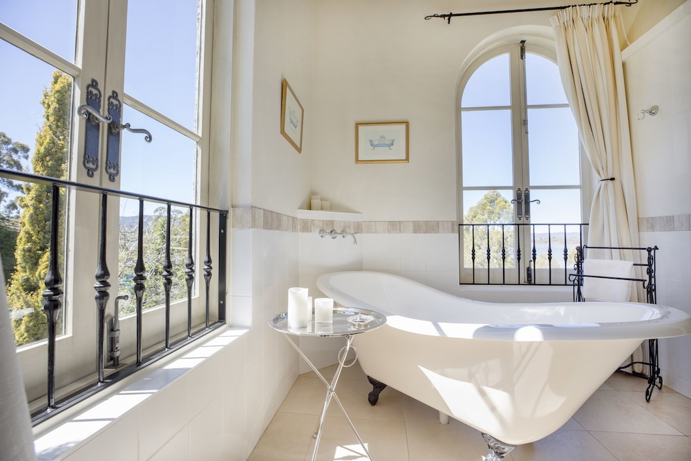 Deep soaking bathtub