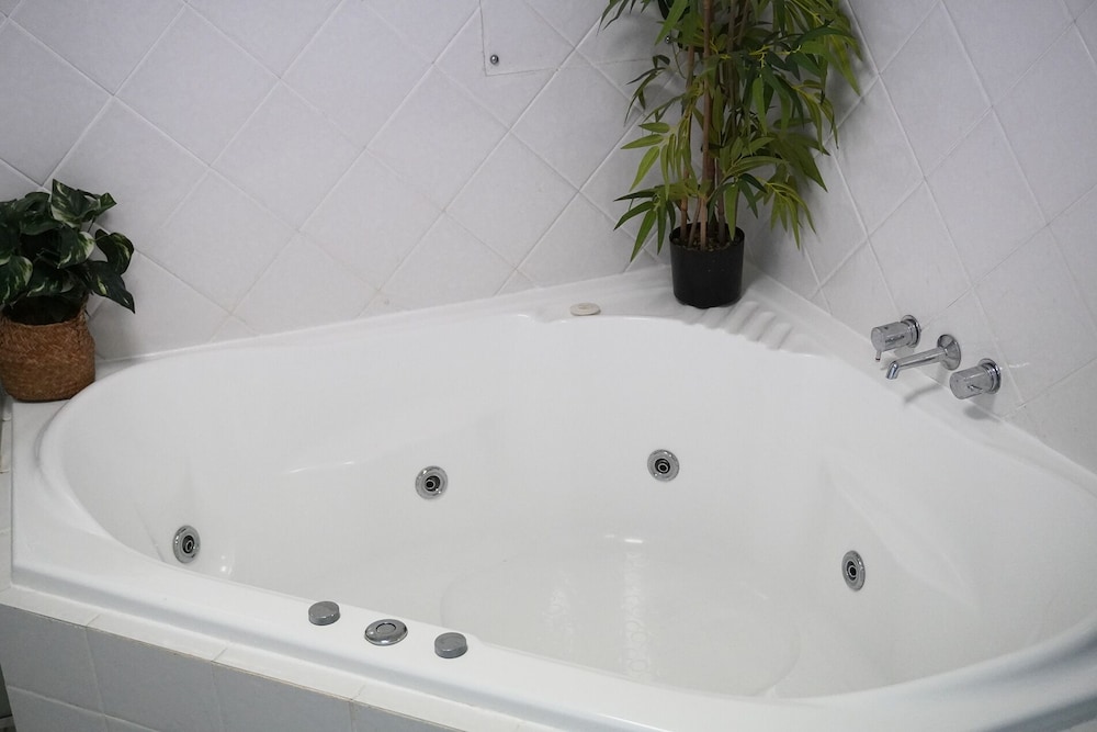 Private spa tub