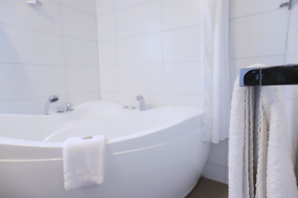 Jetted tub