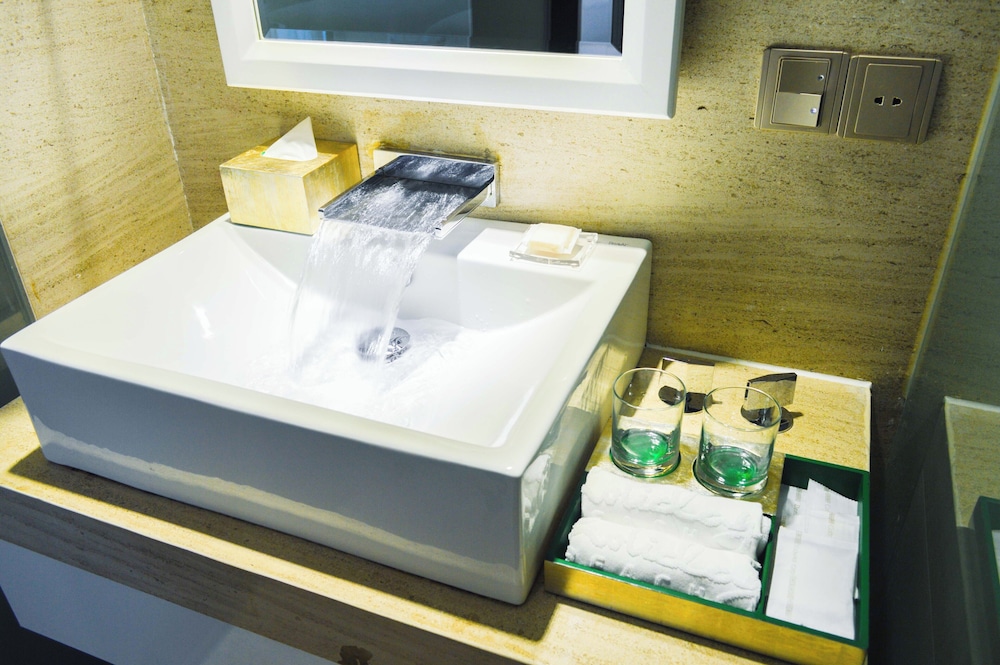 Bathroom sink