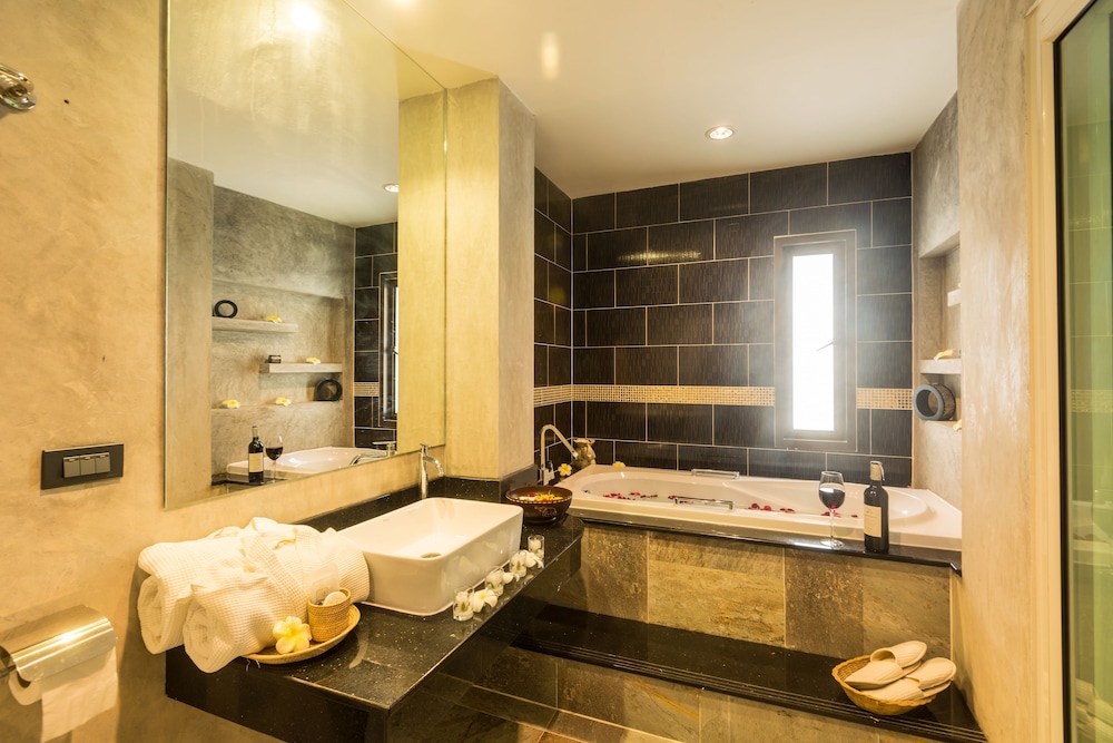 Deep soaking bathtub