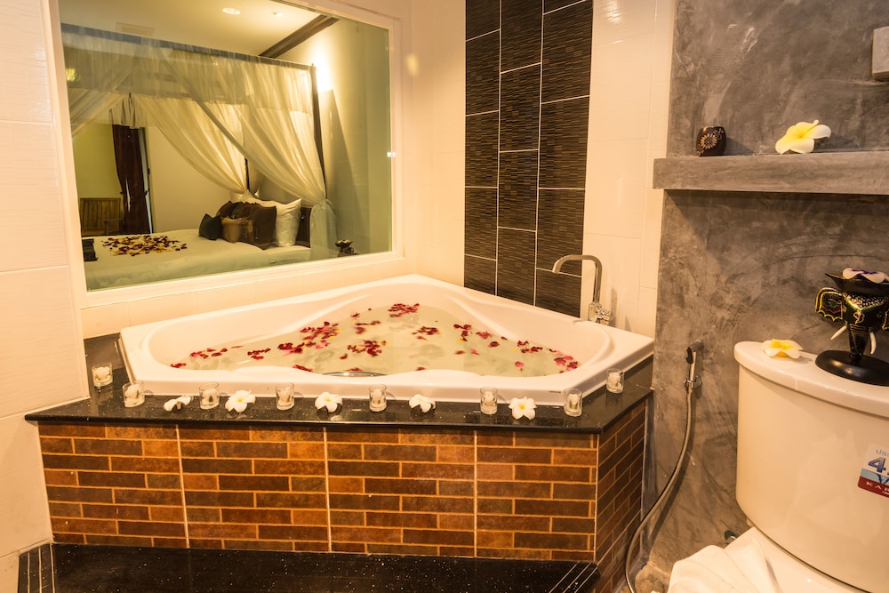 Deep soaking bathtub