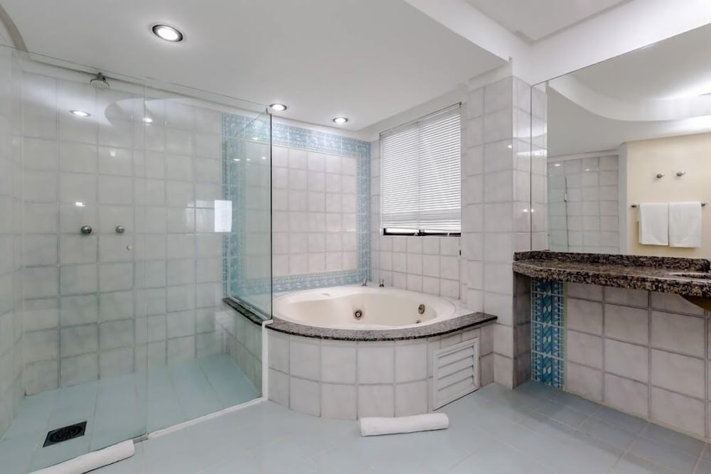 Private spa tub
