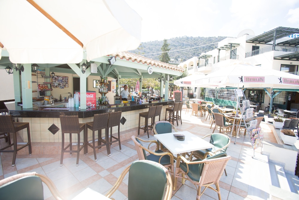 Poolside bar