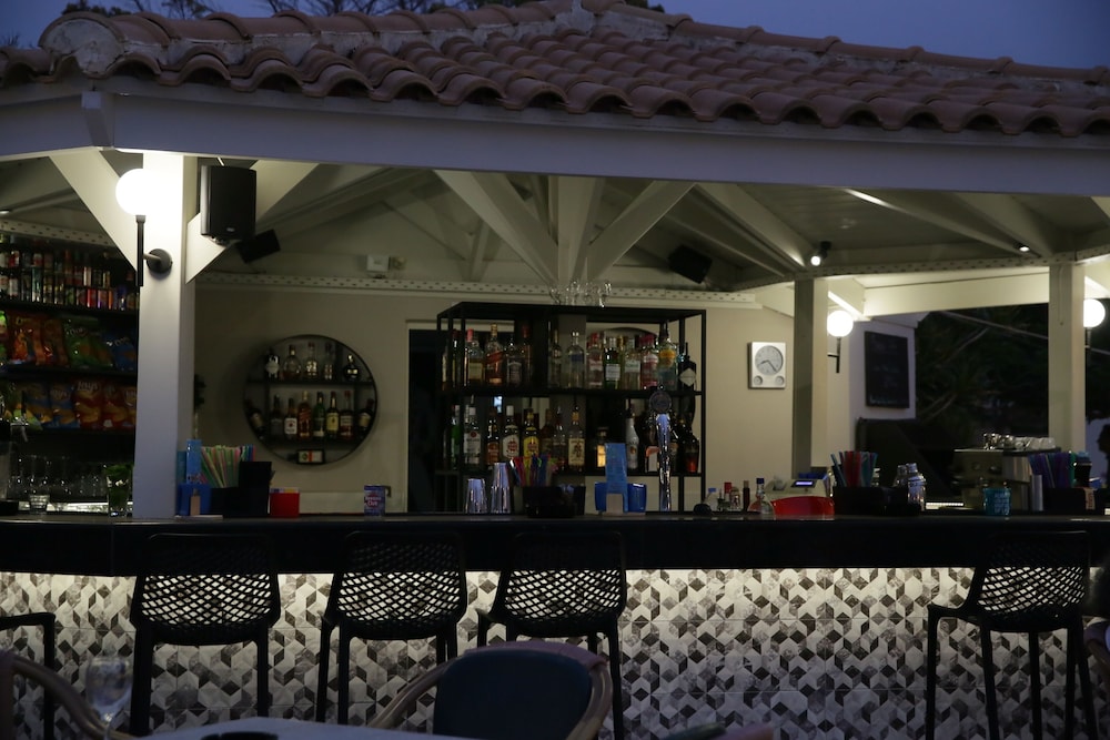 Poolside bar