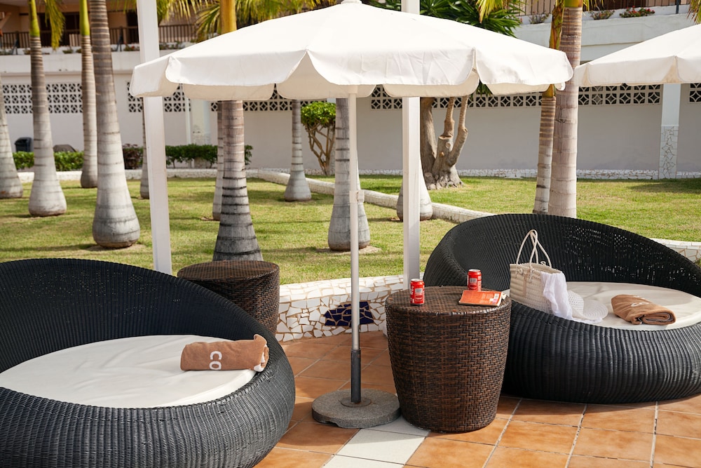 Swim-up bar