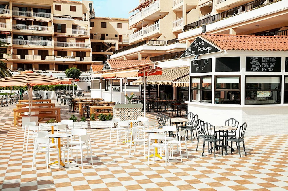 Poolside bar