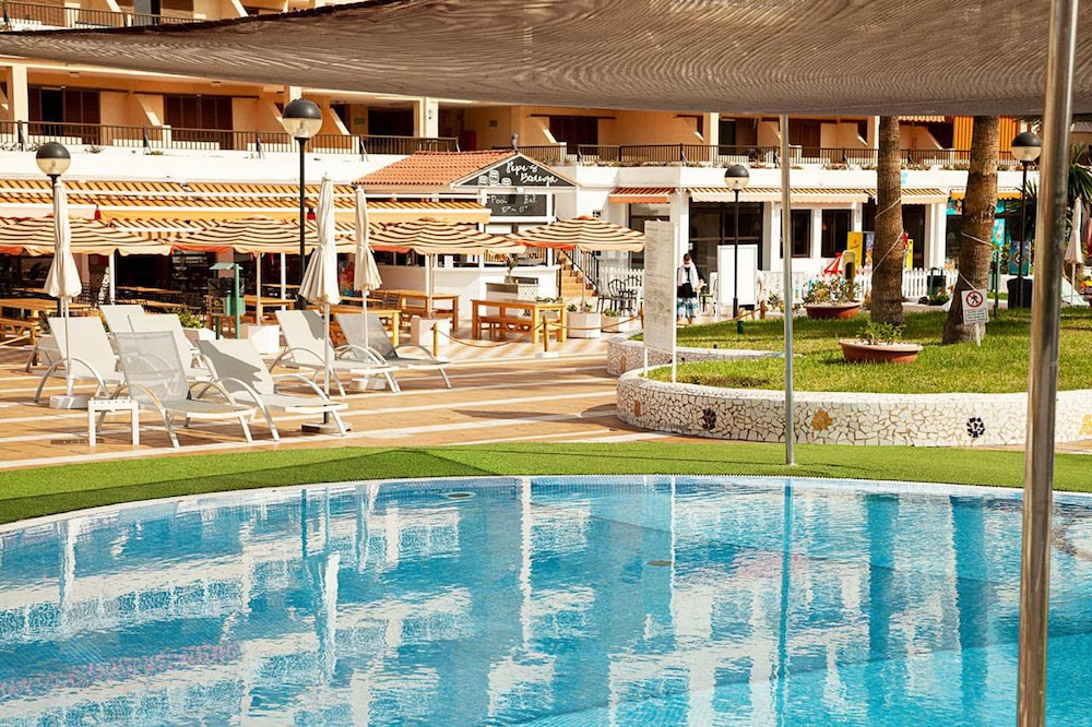 Poolside bar