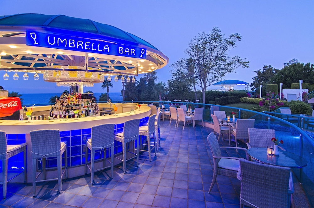 Poolside bar
