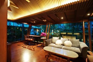 thumbnail: Lobby sitting area
