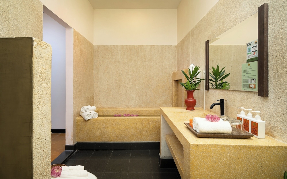 Deep soaking bathtub