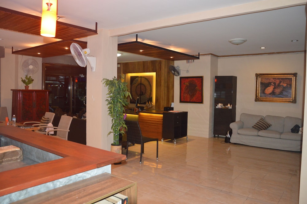 Lobby lounge