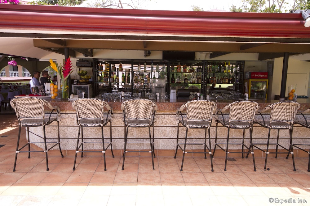 Poolside bar